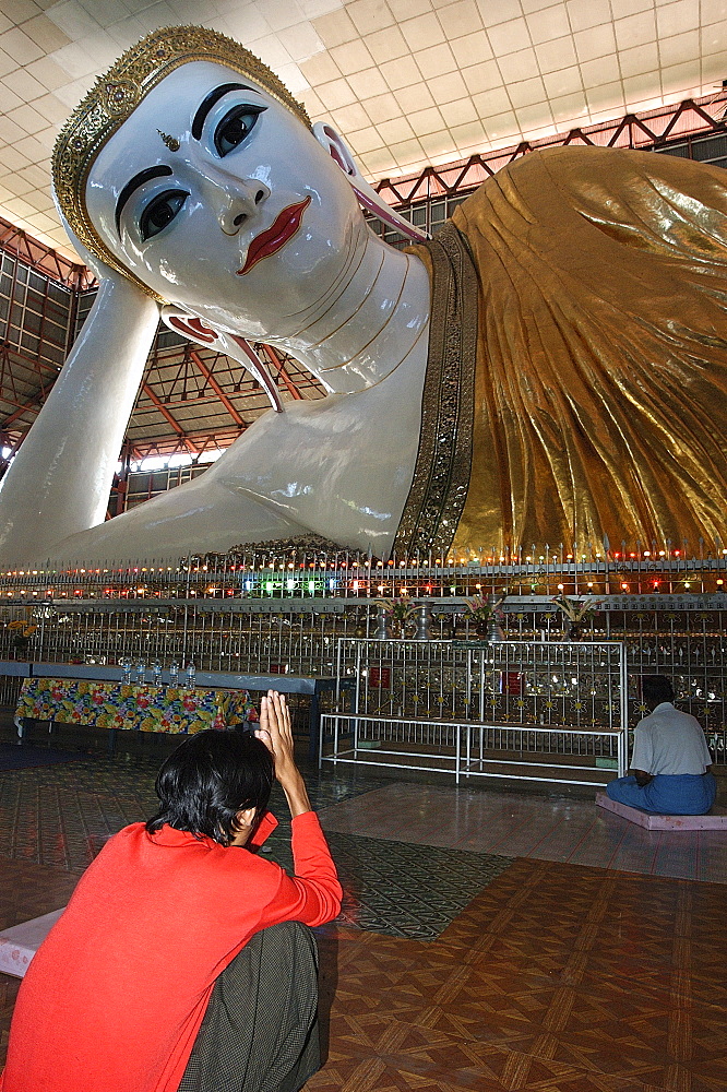 Reclining Buddha, Kyauk Htat Gyi Pagoda, Yangon (Rangoon), Myanmar (Burma), Asia