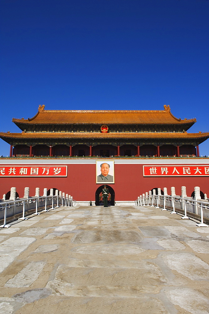 A guard stands infront of the Gate of Heavenly Peace at the Forbidden City Palace Museum, Beijing, China, Asia