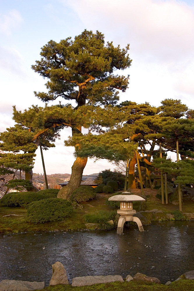 Stone lantern, cherry blossom, Kenrokuen Garden, Kanazawa city, Ishigawa prefecture, Honshu island, Japan, Asia