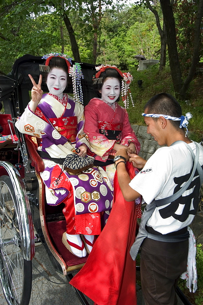 Geisha maiko (trainee geisha) in costume, Kyoto city, Honshu island, Japan, Asia