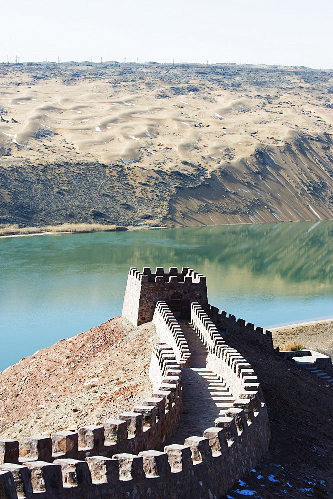 Great Wall of China, UNESCO World Heritage Site, and the Yellow River in the Tengger desert at Shapotou near Zhongwei, Ningxia Province, China, Asia