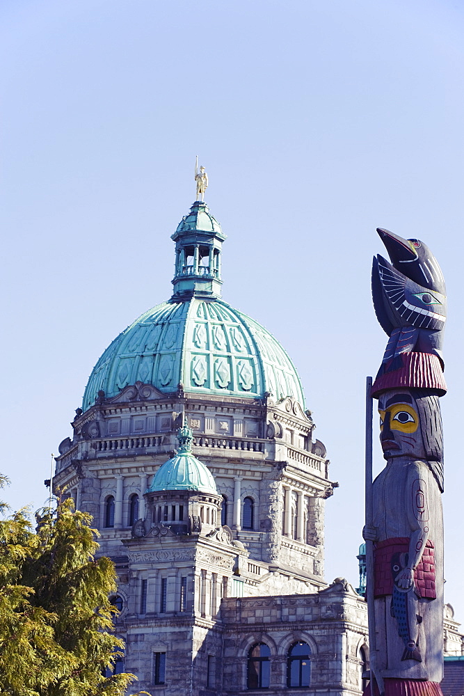 Totem pole in front of the Parliament Buildings, Victoria, Vancouver Island, British Columbia, Canada, North America