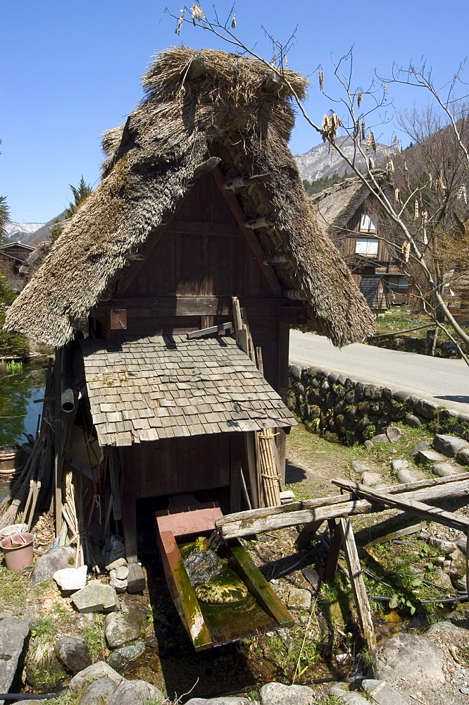 Waterwheel, gasshou zukuri thatched roof houses, Shirokawago, Ogimachi, Gifu prefecture, Honshu island, Japan, Asia