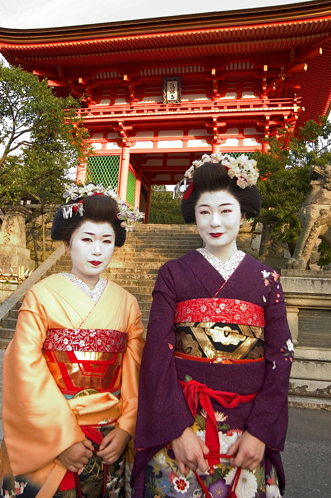 Geisha maiko at Kiyomizu dera temple, UNESCO World Heritage site, Kyoto city, Honshu, Japan, Asia