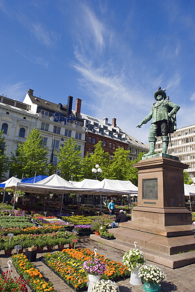 Flower market and statue of Christian IV, Oslo, Norway, Scandinavia, Europe