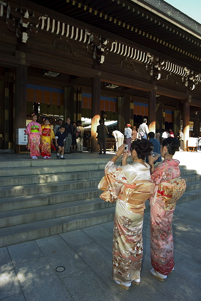 Girls in kimonos, Meiji Shrine, Harajuku, Tokyo, Honshu, Japan, Asia