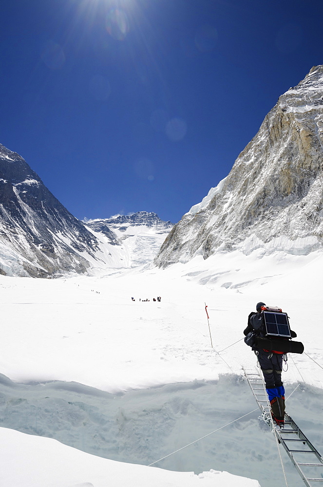 Climbers crossing crevasse and ladder on Mount Everest, Solu Khumbu Everest Region, Sagarmatha National Park, UNESCO World Heritage Site, Nepal, Himalayas, Asia 