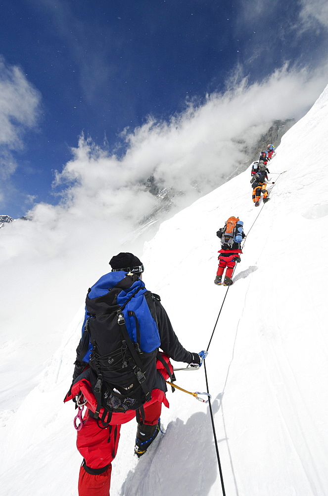 Climbers on the Lhotse Face at 7000m on Mount Everest, Solu Khumbu Everest Region, Sagarmatha National Park, UNESCO World Heritage Site, Nepal, Himalayas, Asia 