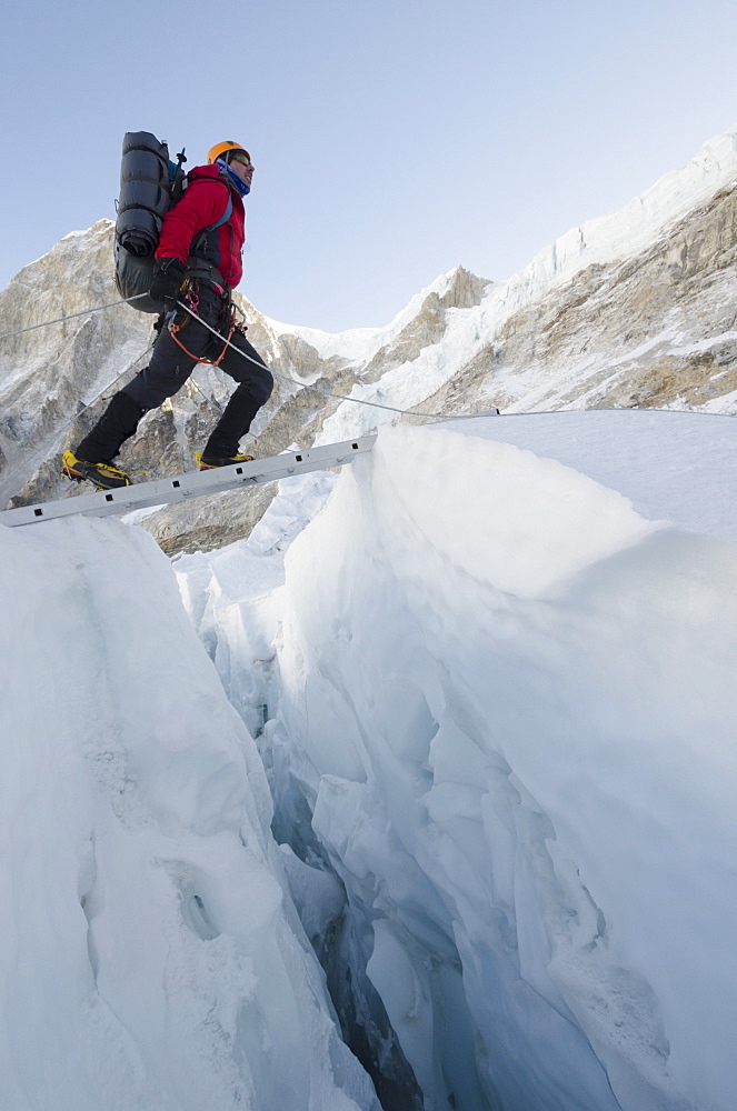 Crossing ladders on the Khumbu icefall on Mount Everest, Solu Khumbu Everest Region, Sagarmatha National Park, UNESCO World Heritage Site, Nepal, Himalayas, Asia 