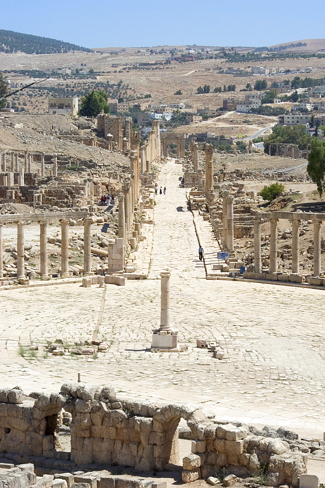 Oval Plaza (Forum) and Cardo Maximus colonnaded street, Roman city, Jerash, Jordan, Middle East