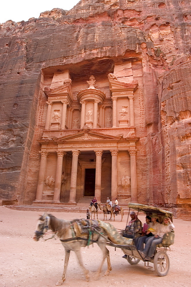 Horse and carriage in front of the Treasury (Al-Khazneh), Petra, UNESCO World Heritage Site, Wadi Musa (Mousa), Jordan, Middle East