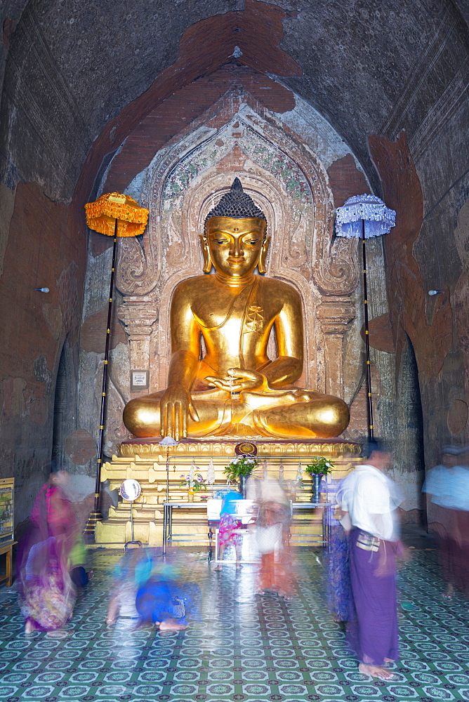 People praying, Htilominlo Pahto temple, Bagan (Pagan), Myanmar (Burma), Asia