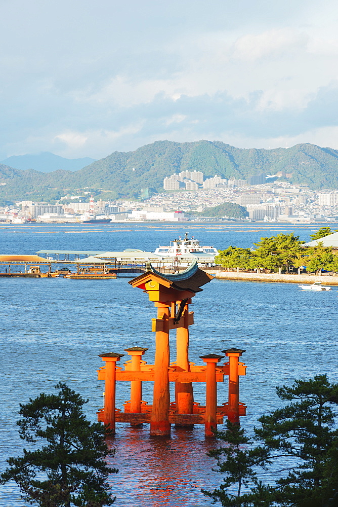 Torii gate of Itsukushima jinja Shinto Shrine, UNESCO World Heritage Site, Miyajima Island, Hiroshima Prefecture, Honshu, Japan, Asia