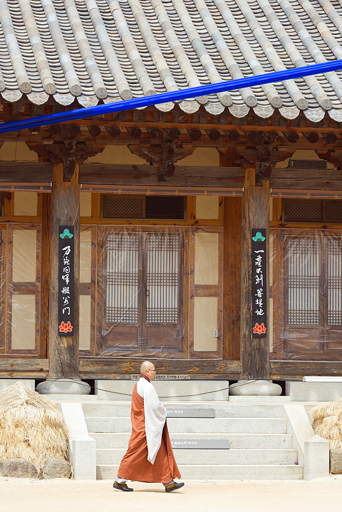 Monk at Heian Buddhist temple, UNESCO World Heritage Site, Heiansa, Gayasan National Park, South Korea, Asia