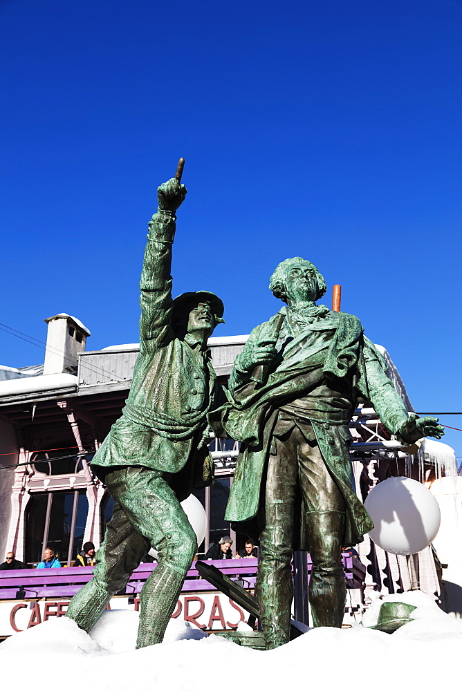 Statue of Balmat Saussure pointing at Mont Blanc, Chamonix, Haute Savoie, Rhone Alpes, France, Europe