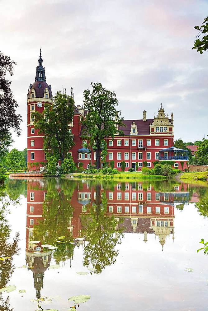 Neues Schloss Castle, built by Prince Hermann von Puckler-Muskau, UNESCO World Heritage Site, Muskauer Park, Bad Muskau, Saxony, Germany, Europe