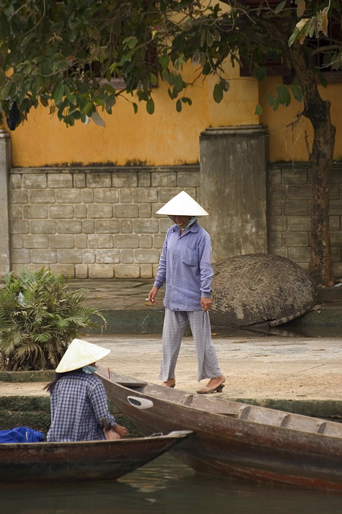 Boat on river, yellow coloured colonial buildings, Hoi An, Vietnam, Southeast Asia, Asia