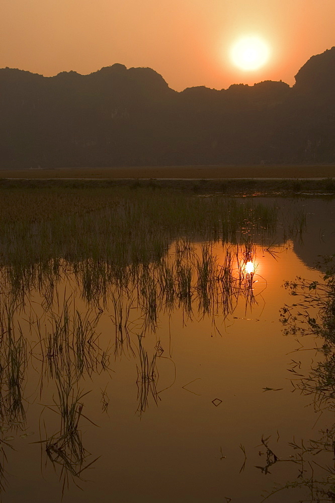 Sunset, limestone mountain scenery, Tam Coc, Ninh Binh, south of Hanoi, North Vietnam, Southeast Asia, Asia