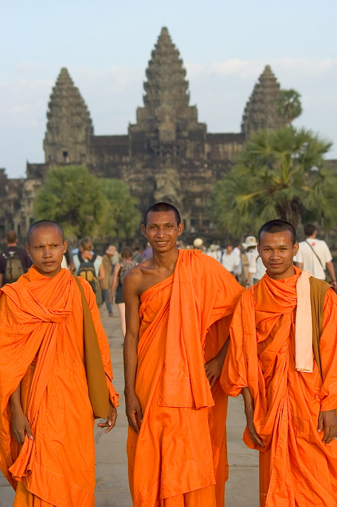 Buddhist monks at Angkor Wat Temple, Siem Reap, Cambodia, Southeast Asia, Asia