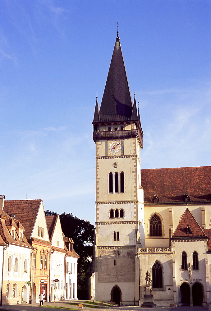 Gothic Christian church of St. Egidius, dating from 15th century, one of the finest in central Europe, and Renaissance/Baroque house, Radnicne Square, Bardejov, Presov Region, Slovakia, Europe