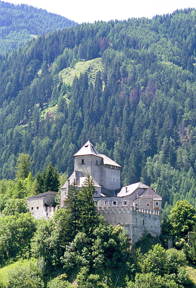 Schloss (castle) Reisenfeistein in Val d'Isarco, Dolomites, Alto Adige, Italy, Europe