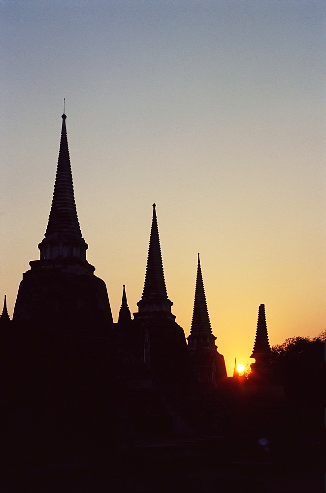 Chedis (pagodas) (stupas) in silhouette at sunset, Buddhist temple of Wat Phra Si Sanphet dating from 1300 AD in Ayuthaya (Ayutthaya), Thailand, Southeast Asia, Asia