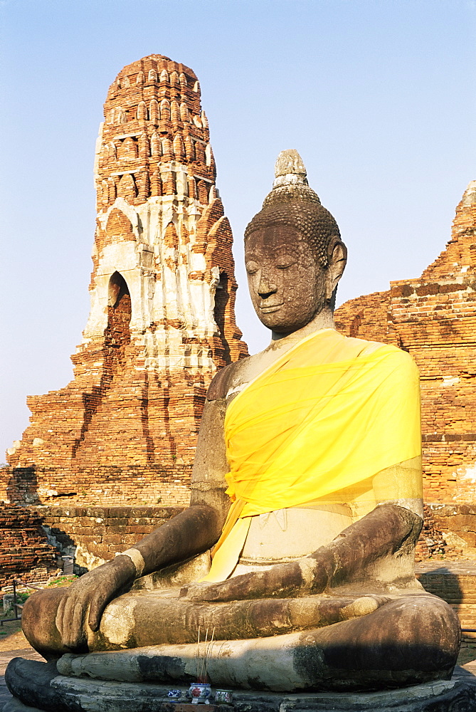 Sitting Buddha statue and chedi (pagoda) (stupa) at Buddhist temple of Wat Phra Mahathat, dating from 1300 AD, Ayuthaya (Ayutthaya), Thailand, Southeast Asia, Asia