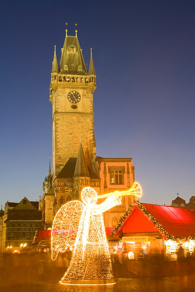 Christmas market at Staromestske (Old Town Square) with Gothic Old Town Hall, Stare Mesto (Old Town), UNESCO World Heritage Site, Prague, Czech Republic, Europe