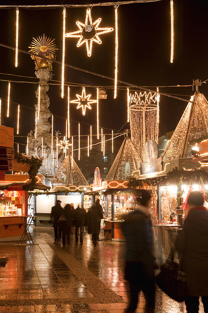 Stalls of Christmas Market, with Baroque Trinity Column in background, Hauptplatz, Linz, Oberosterreich (Upper Austria), Austria, Europe