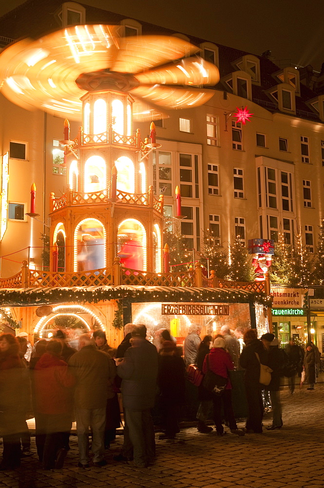 Hot wine (gluhwein) stall with Nativity Scene on roof at Christmas Market next to Frauen Church at night, Topfer Street, Innere Altstadt, Dresden, Saxony, Germany, Europe