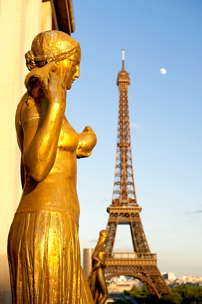 Statues of Palais de Chaillot and Eiffel Tower, Paris, France, Europe