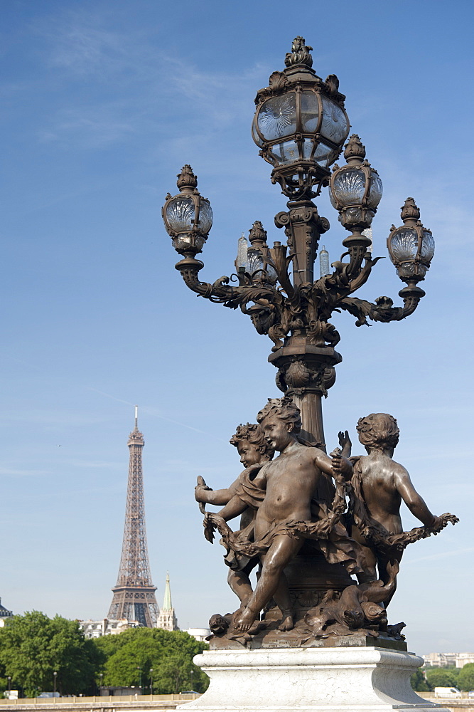 Lamp on the Alexandre III Bridge and the Eiffel Tower, Paris, France, Europe