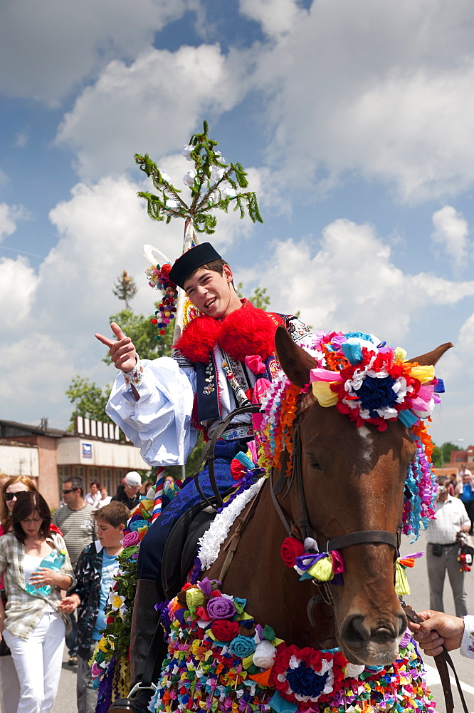 Man wearing Vlcnov folk dress during Ride of the Kings festival calling out verses supporting king, Vlcnov, Zlinsko, Czech Republic, Europe