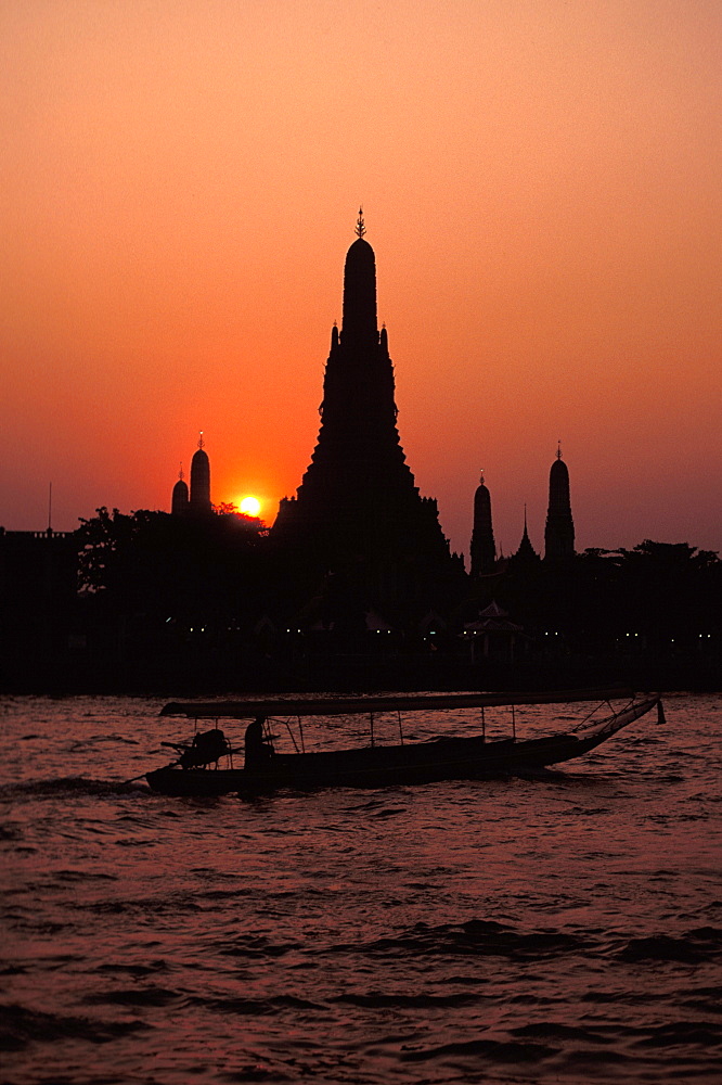 Silhouette of Wat Arun (Temple of the Dawn), at sunset, on banks of Chao Phraya River, Bangkok, Thailand, Southeast Asia, Asia