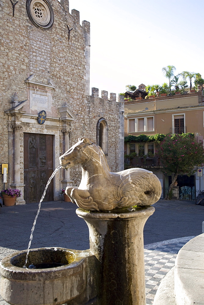 Horse fountain and the Cathedral of St. Nicola, Cathedral Square, Taormina, Sicily, Italy, Europe