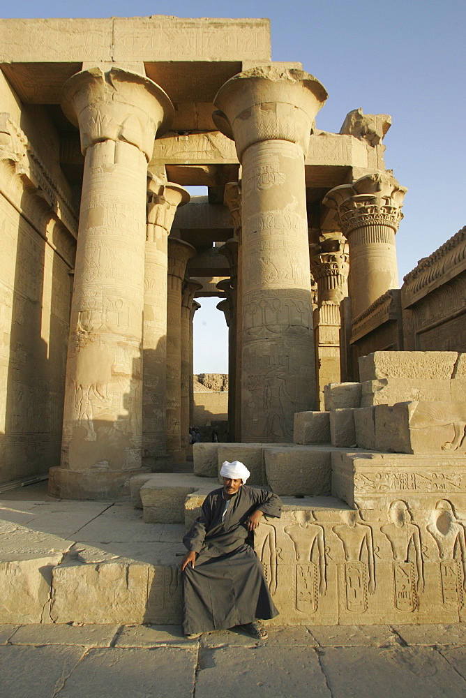 The caretaker, Kom Ombo temple, Egypt, North Africa, Africa