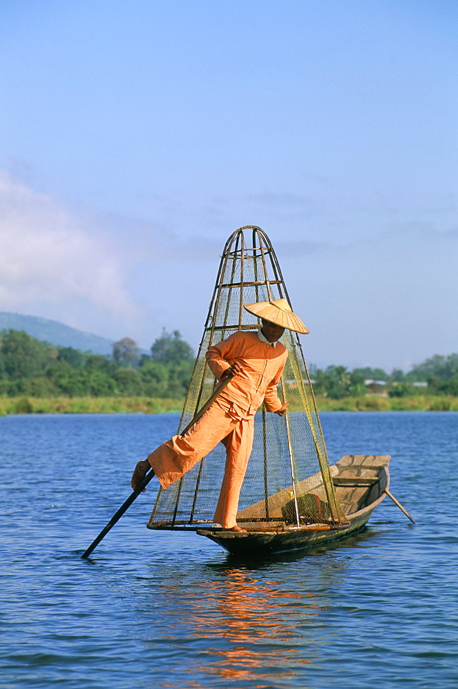 Fisherman, Inle Lake, Shan State, Myanmar (Burma), Asia