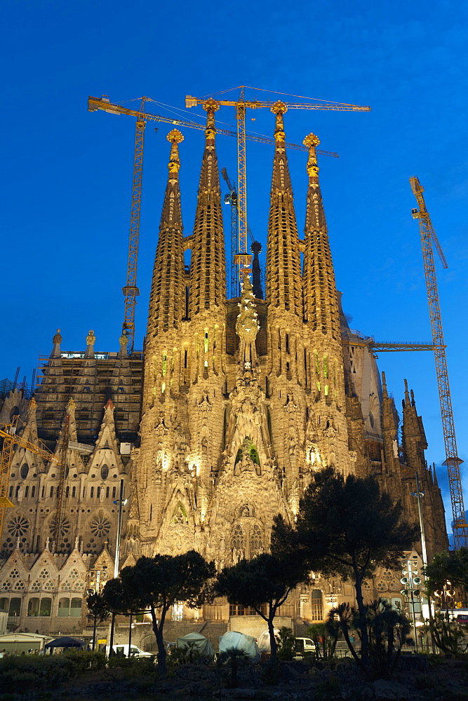 Sagrada Familia at dusk, UNESCO World Heritage Site, Barcelona, Catalonia, Spain, Europe