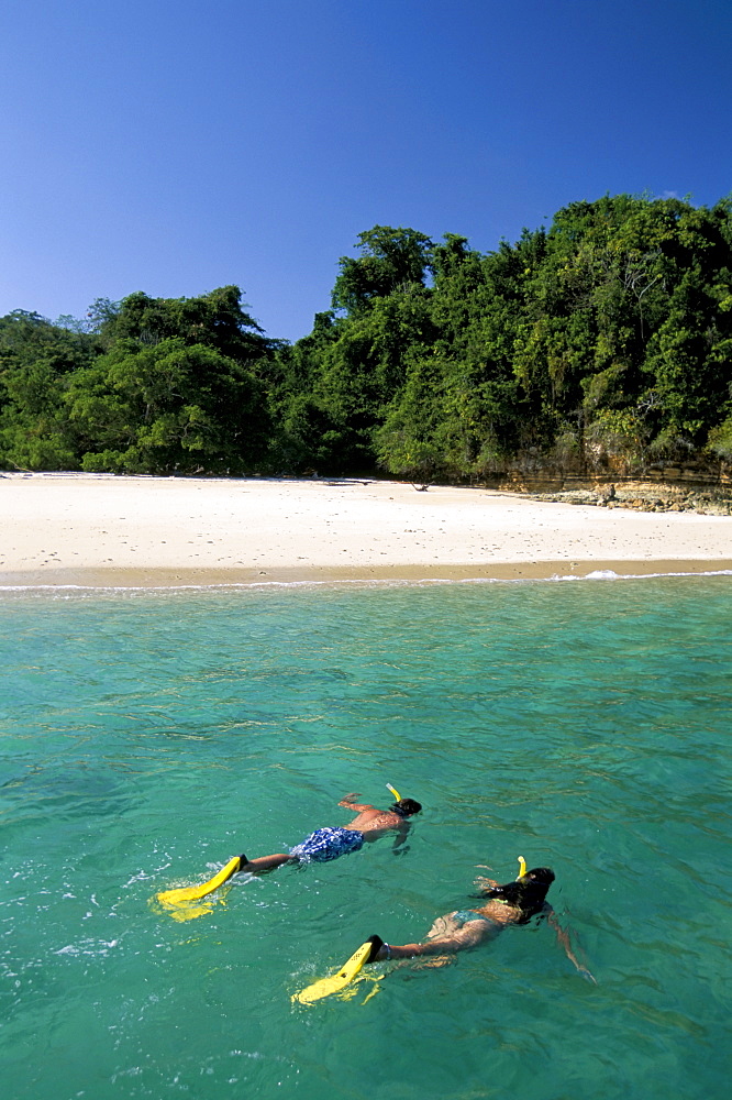 Couple snorkelling, Chapera island (Contadora), Las Perlas archipelago, Panama, Central America