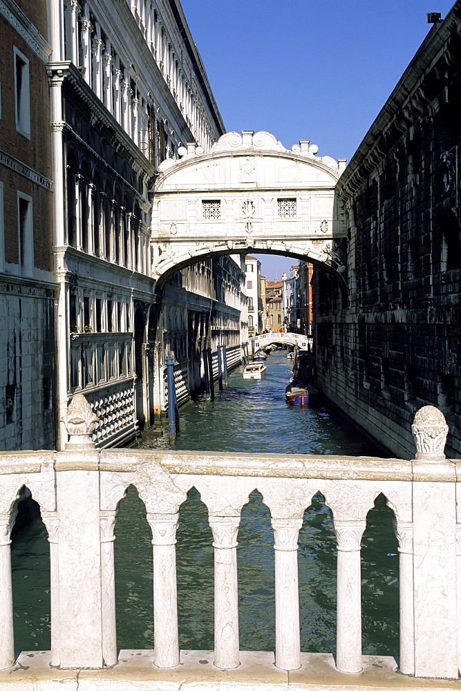 Bridge of Sighs crossing Rio del Palazzo, Venice, Veneto, Italy, Europe