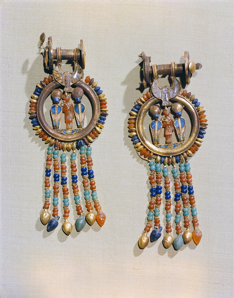 Earrings which show the king flanked by two sacred serpents in the centre of the clip, from the tomb of the pharaoh Tutankhamun, discoverd in the Valley of the Kings, Thebes, Egypt, North Africa, Africa