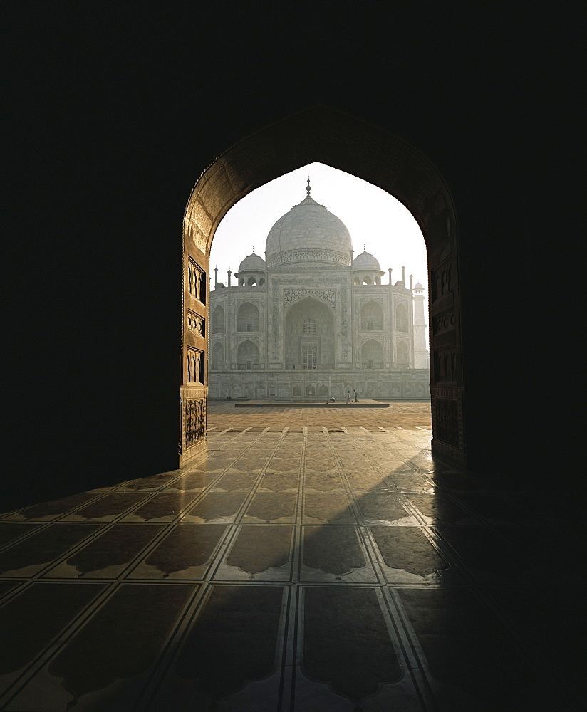 Taj Mahal, UNESCO World Heritage Site, seen through gateway, Agra, Uttar Pradesh state, India, Asia