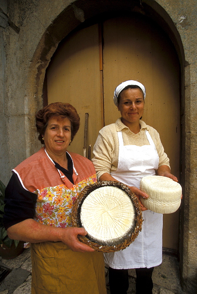 Alfonsina e Giuseppina from "Della Ratta" dairy, Sant'agata De Goti, Campania, Italy