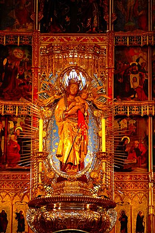 Statue, Catedral de Nuestra Senora de la Almudena, Madrid, Spain, Europe