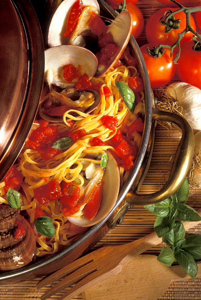 Spaghetti with Fasolari shellfishes, Italy