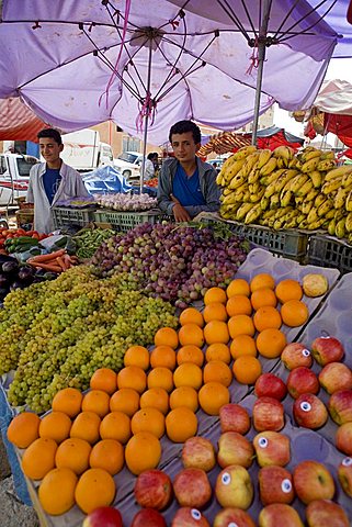 Fruit market, Al Gatan, Shibam outskirts, Yemen, Middle East  