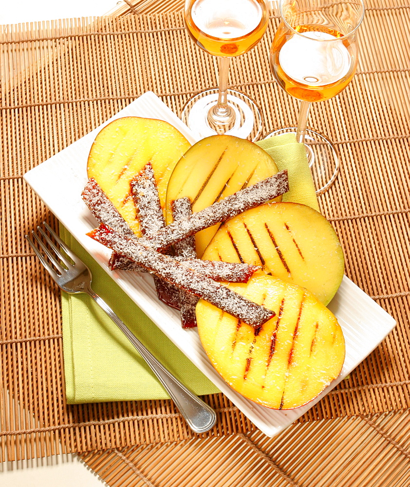 Mango grigliato con zucchero caramellato e cocco, grilled mango fruit with caramel and coconut