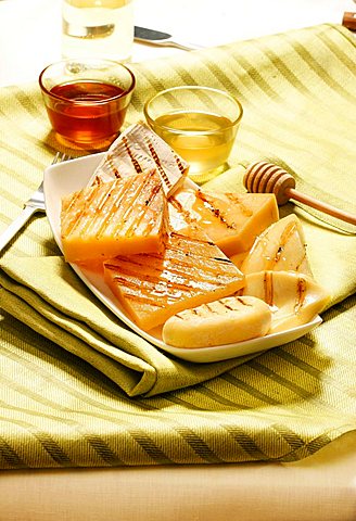 Formaggi grigiati con miele di castagno e acacia, grilled cheese with honey, Italy, Europe