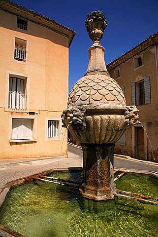 Fountain, historic centre, Pernes les Fontaines, Vaucluse department, Provence-Alpes-C¬?te d'Azur, France, Europe