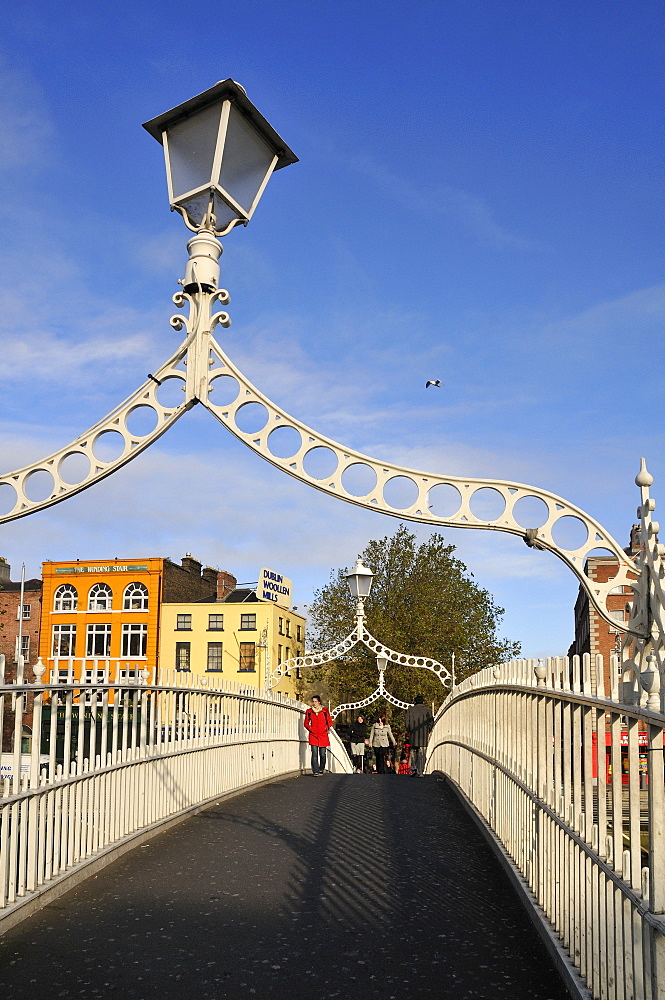 Ha'penny Bridge on Liffey river, Dublin, Republic of Ireland, Europe